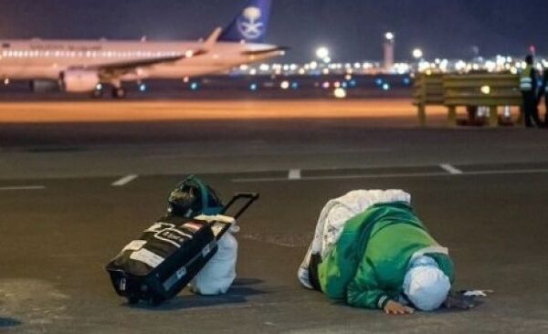 Jemaah haji sujud syukur di bandara Madinah Foto: twitter.com/theholymosques