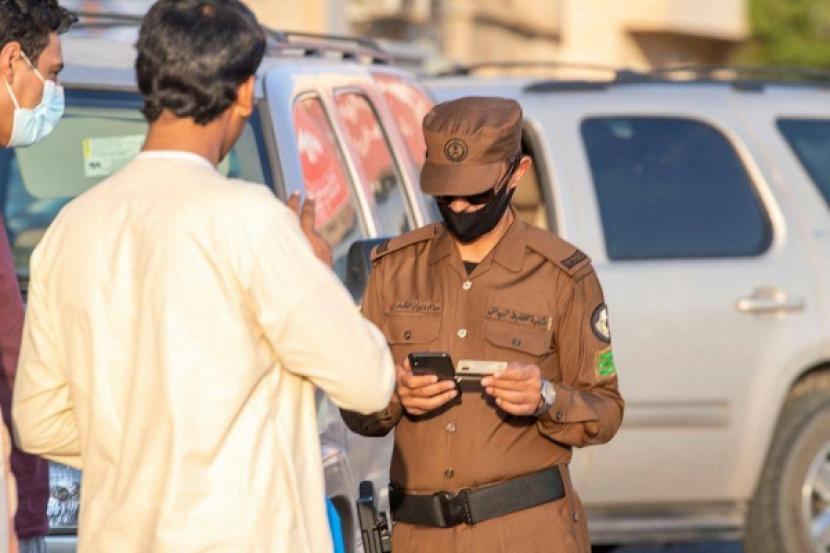 Ilustrasi, polisi Arab Saudi memeriksa identitas jemaah haji. Foto: Saudi Gazette